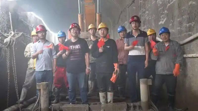 机械师曙光16 Air与星闪外设套装同亮相